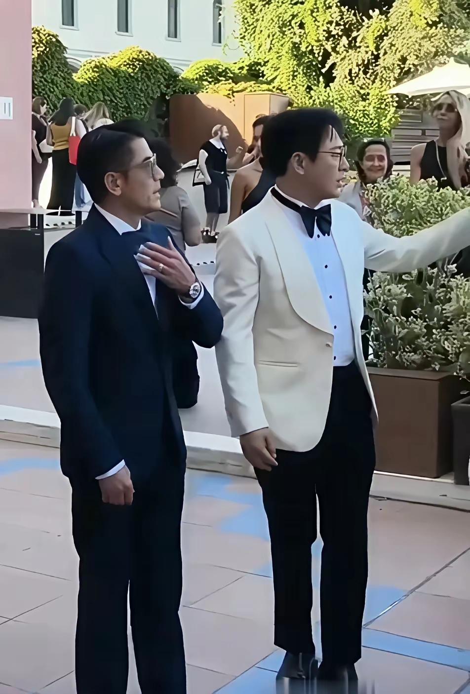 强哥招呼小弟来和郭富城握手。张颂文的气场永远停在强哥的身份上，无论走到哪里，都