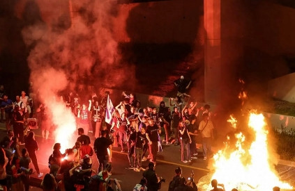 以色列总理应该头疼了，前脚刚在加沙地带大打出手，飞机炸、坦克碾、士兵冲，把加沙炸