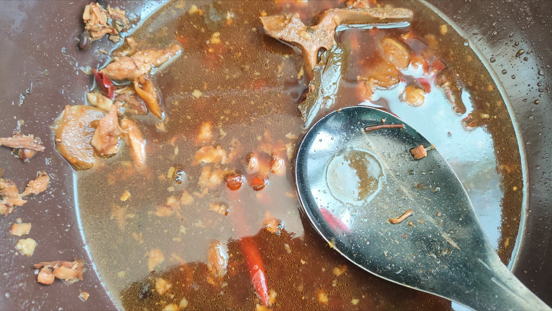 中午，单位茶水间，拌面。浇头：香菜，生菜，大排，卤鸡蛋。一大碗香喷喷的，很有食欲