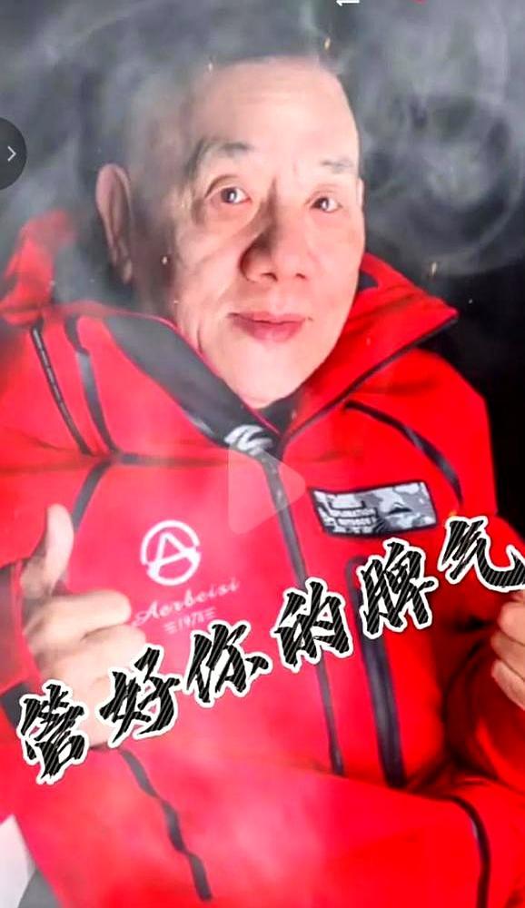 网友狂刷“爆料德云社”，73岁老将一句话封神。直播间里，满屏都是“爆料德云