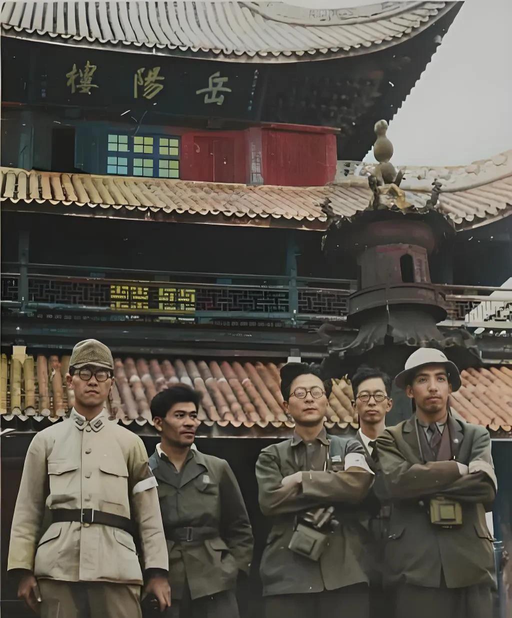 这是抗战时期，五名日军在岳阳楼前面的留影。照片中，这五个家伙个个面露得意的神色，
