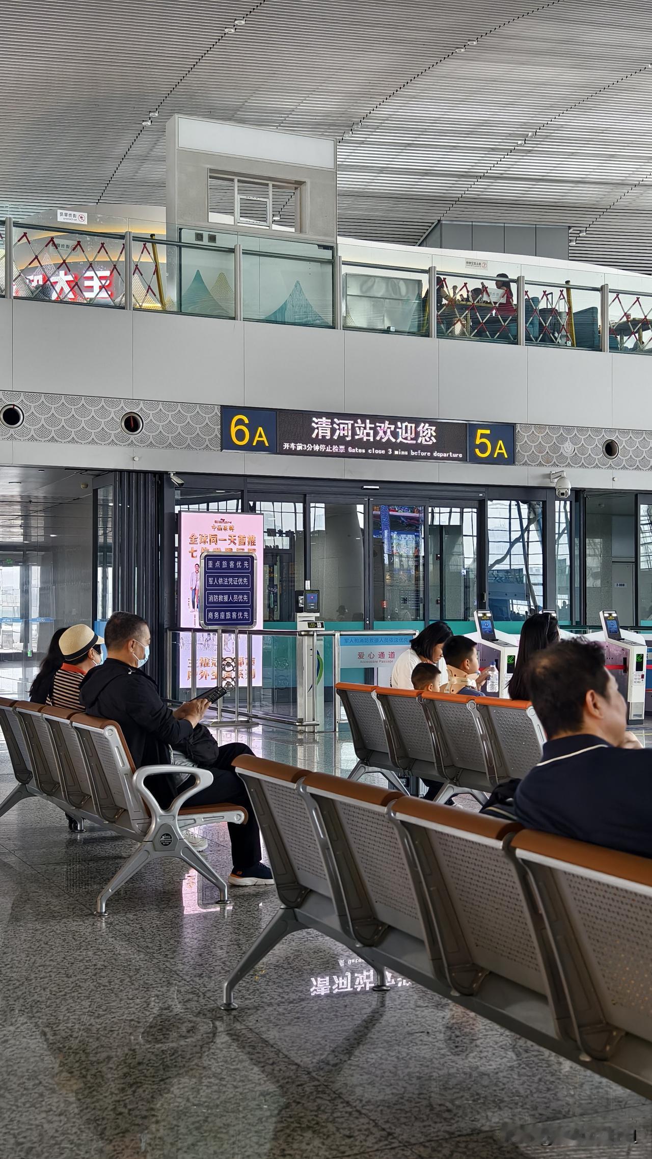 今天是端午小长假第一天，早上就出来乘火车旅行了。这个假期的目的地是山西介休，就