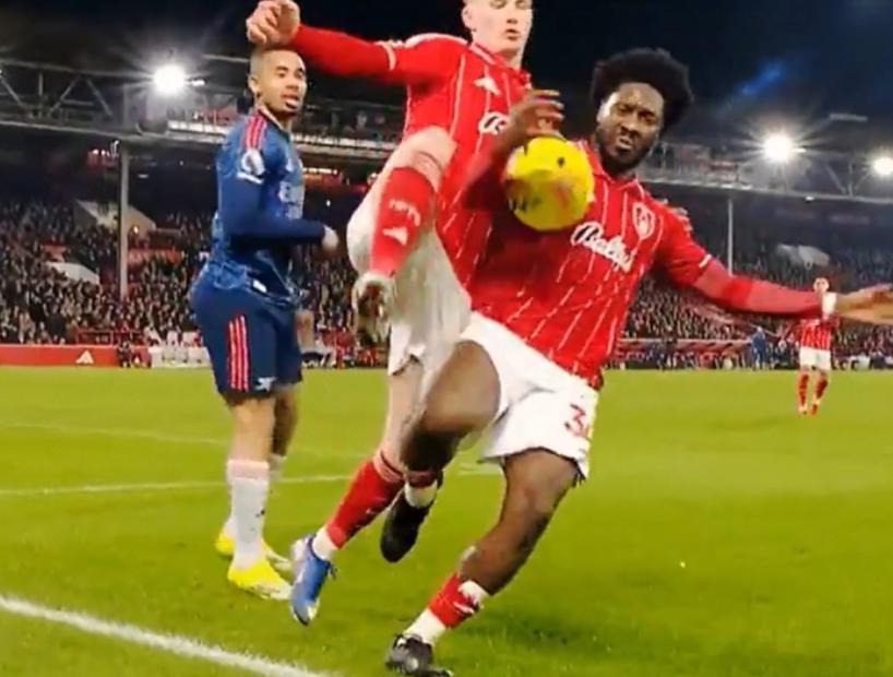 本轮英超阿森纳客场0-0战平诺丁汉森林，比赛中森林后卫埃纳在本方禁区手球未判，引