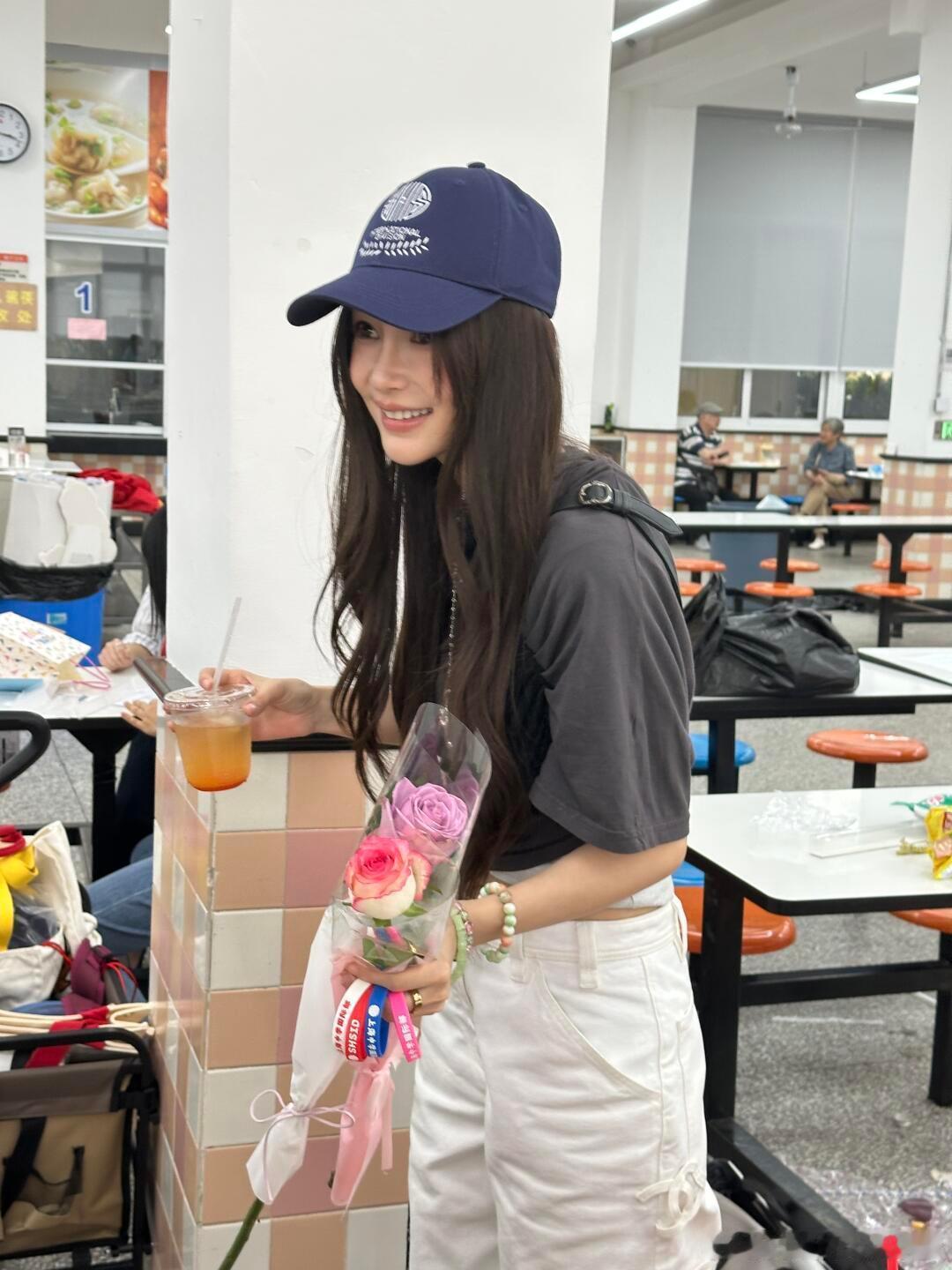 Angelababy悄悄现身儿子小海绵的校园义卖会一身休闲穿搭，藏蓝棒球帽压得低