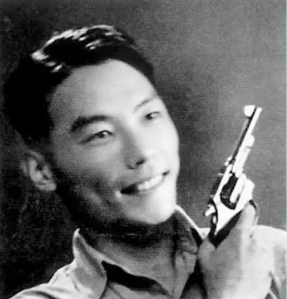 1961年，周总理在钓鱼台偶遇一个落单的少女，就问她：“你爸爸是谁？”少女说：“