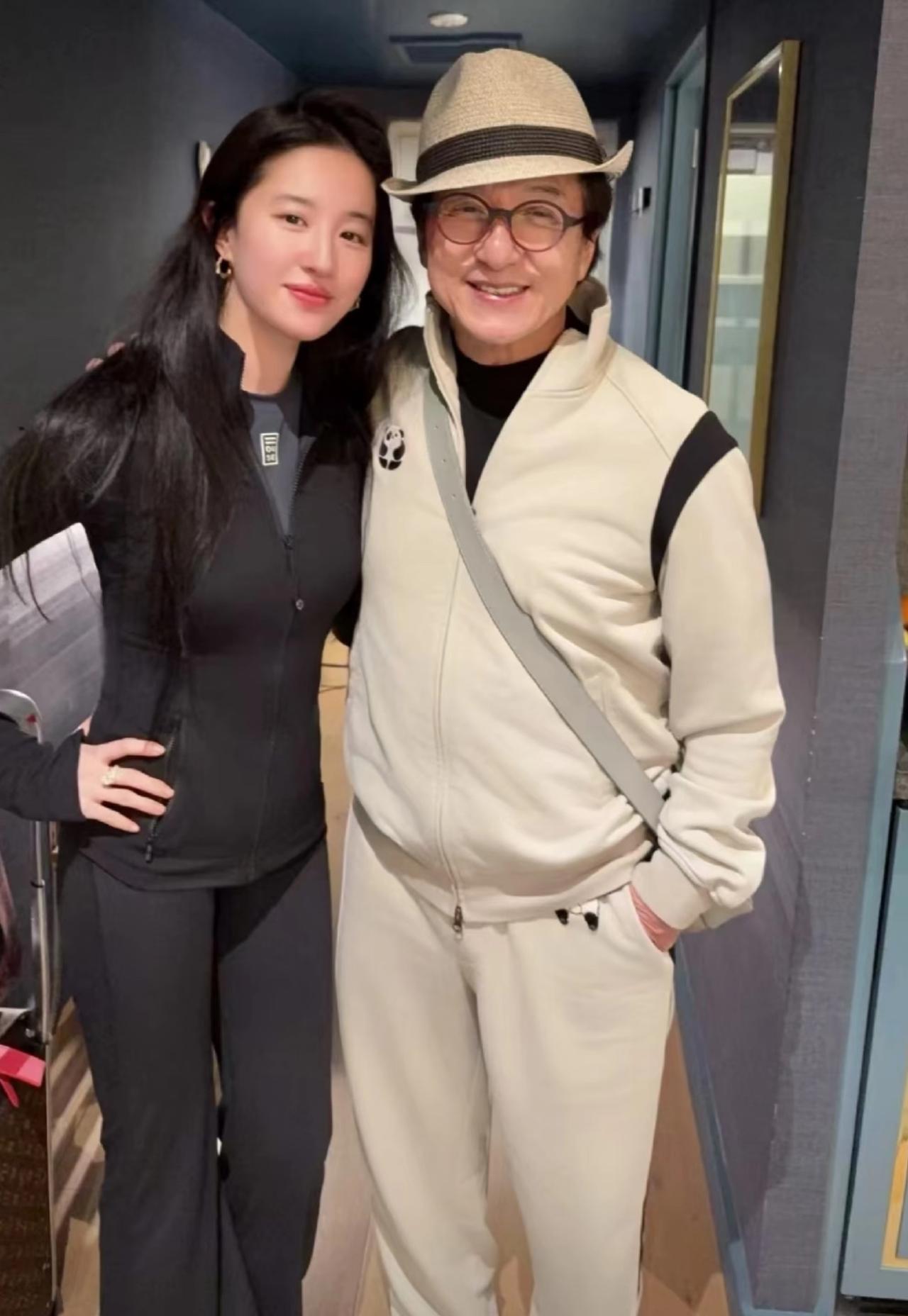 都说刘亦菲变胖了，她与成龙大哥的这张合影打了多少人的脸。穿着塑身衣曲线还这么