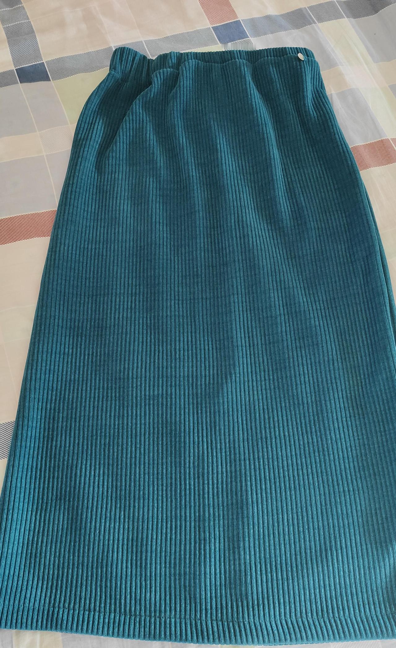 我今年55岁，我决定再也不去买那些太便宜的衣服了。周末下午收拾衣柜，最底层的