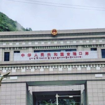 吉隆口岸那场7分钟就吞没一切的泥石流，让很多人看到了命运的残酷。而海关工作人员“