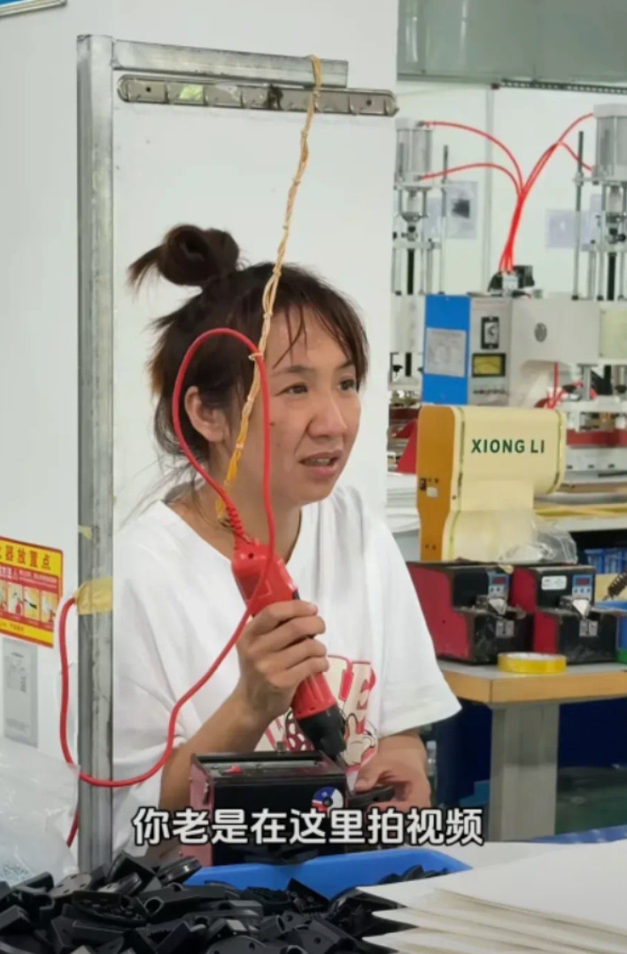 广东妹黄婉琳远嫁甘肃11年，跟老公吵了一架之后，就回来广东进厂打螺丝了。进厂打