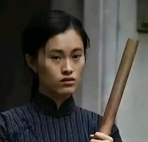 1950年，吴石被捕前，把保姆林阿香叫到书房，拿出2根“小黄鱼”，对她说：“阿香