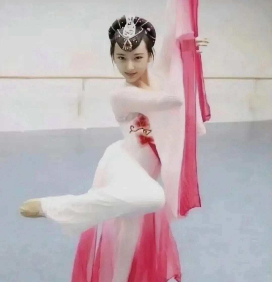 她早期真的好萌啊