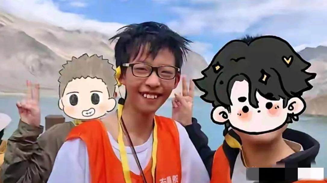 姚晨晒自己12岁儿子的照片。细看其实挺象妈妈。牙和眼睛都很随姚晨。说实话，姚