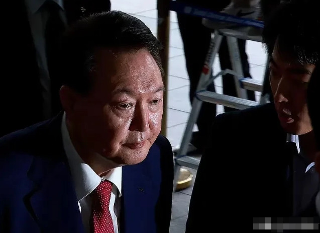 果然不出所科，内乱罪加上叛国罪，前总统尹锡悦死定了？！即使最终死里逃生，尹锡悦
