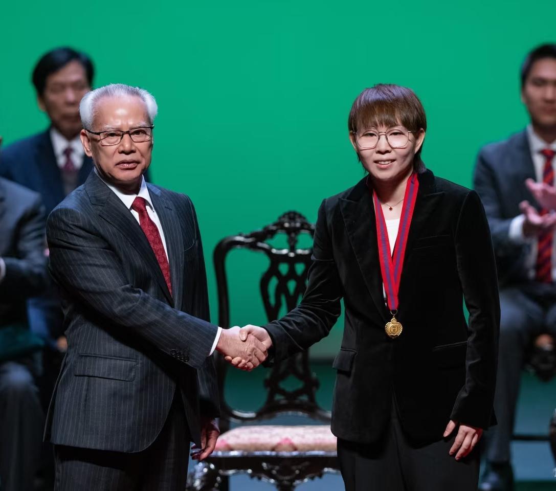 朱雨玲又获奖了！！没想到吧！这次朱雨玲获得了澳门最高领导人的接见，又获得