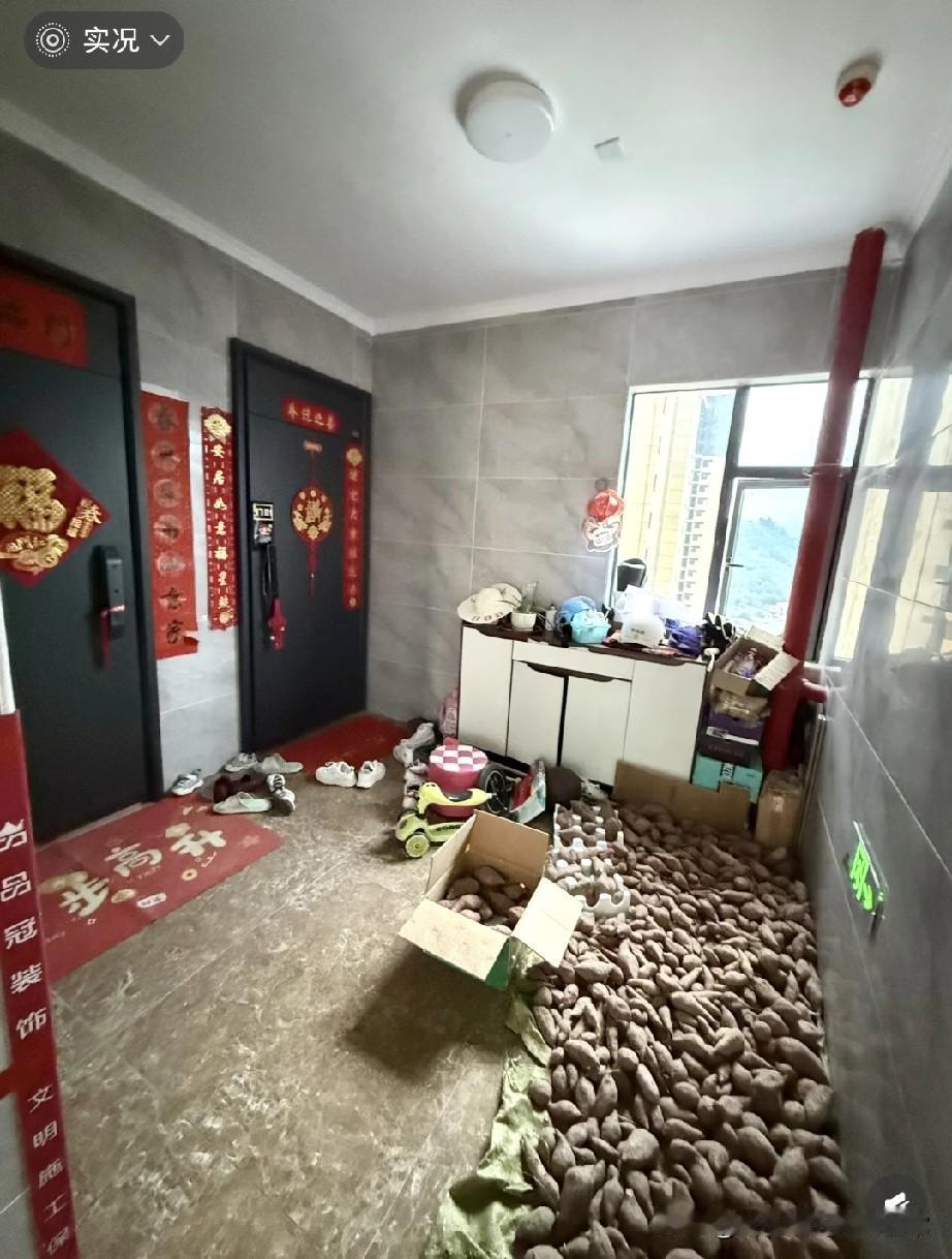 邻居把楼道变红薯仓库，气到崩溃！邻居直接把楼道当成自家仓库，堆得满地红薯，