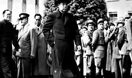 1954年，中国刚打完朝鲜战争，经济快撑不住了。这时接到通知要去日内瓦开会，全世