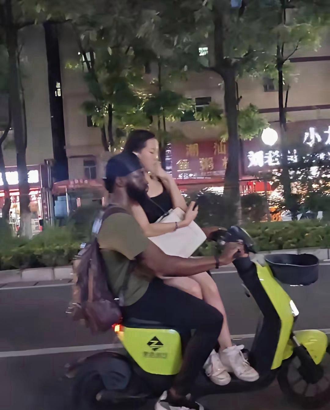 她居然还会不好意思呀？我真的是不懂啊