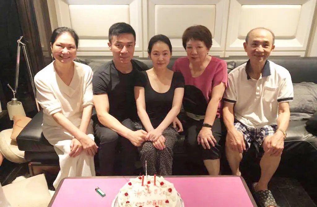小S分享归宁宴上的大S，大S穿旗袍戴水晶吊坠，拿相机笑容灿烂