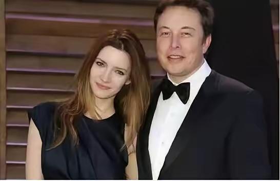 马斯克目前为止有过6任女友但他最爱的，大概率是那个结婚离婚又复婚的第二任，