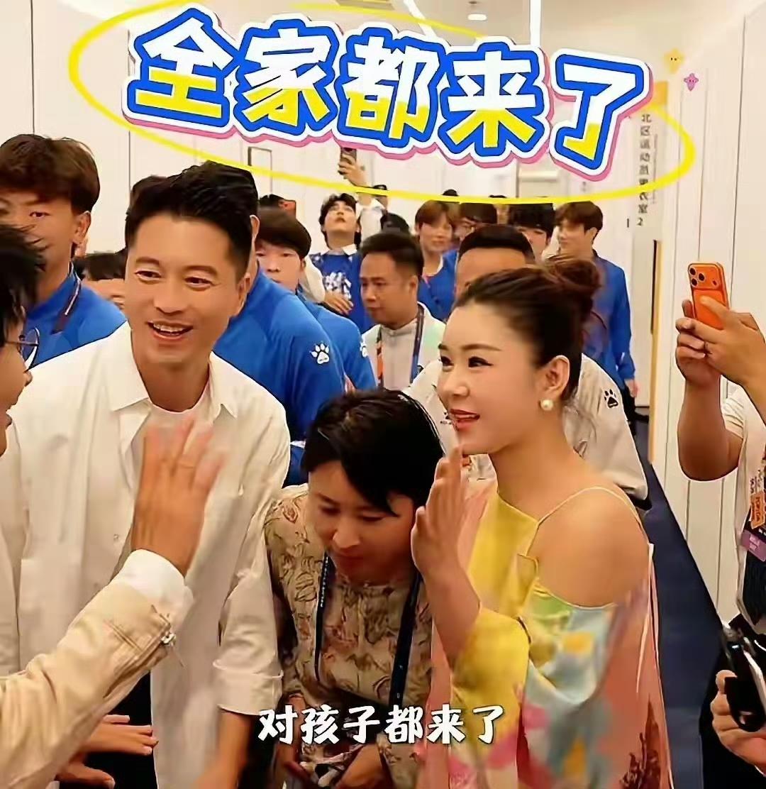 王雷李小萌带俩娃专程回大连，给"东北超"开幕式无偿站台，孙楠作为大连人也来唱《红