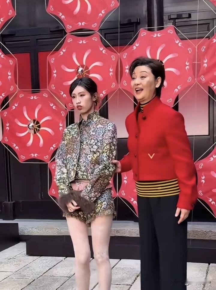 徐朵也太不给徐帆面子了，也很伤透老母亲的心。在线下活动上，徐帆想拉她的手，她