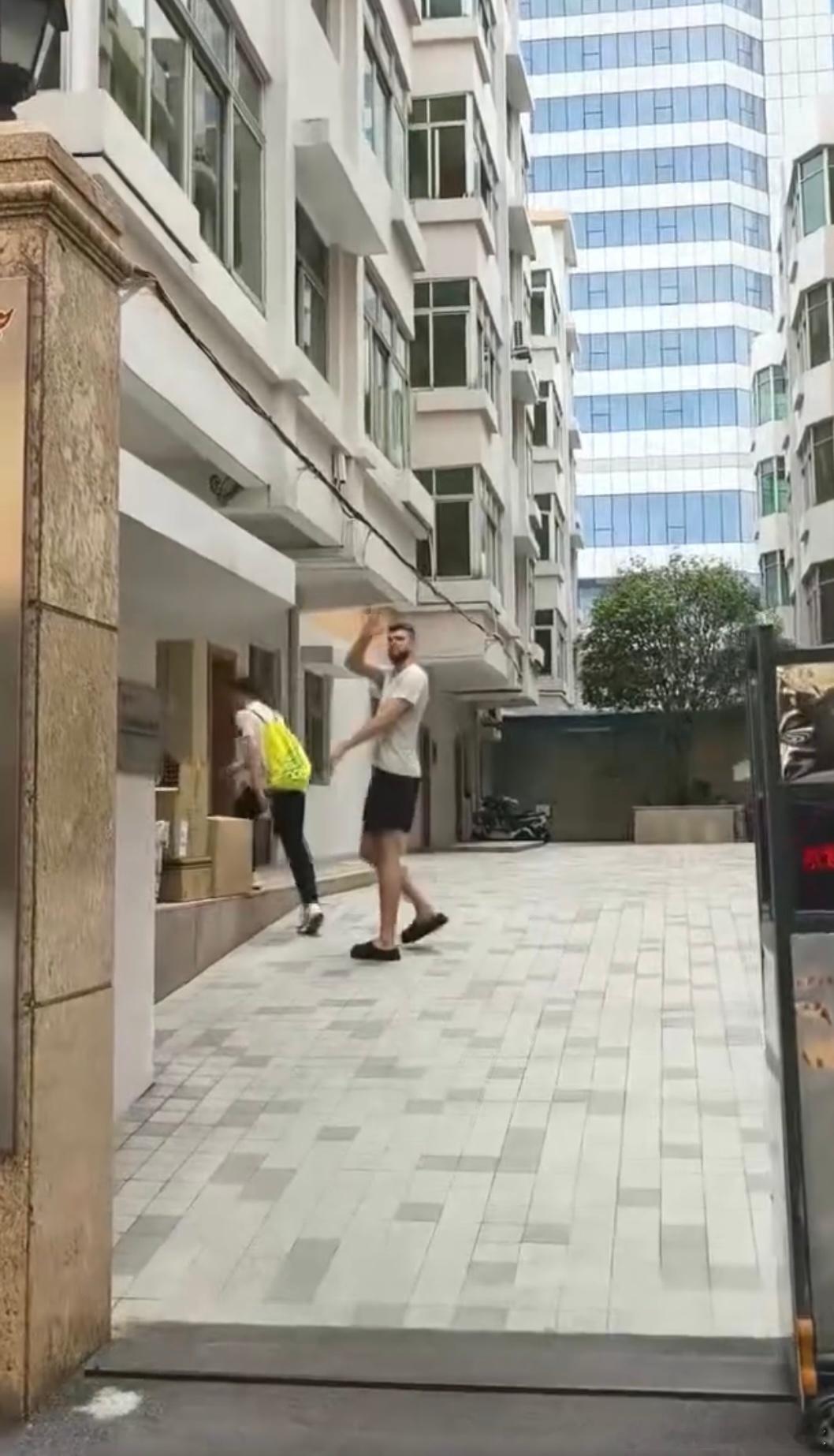 终于到了！拉科塞维奇现身广东宏远俱乐部广东宏远新大外援拉科塞维奇，已抵达俱乐部宿