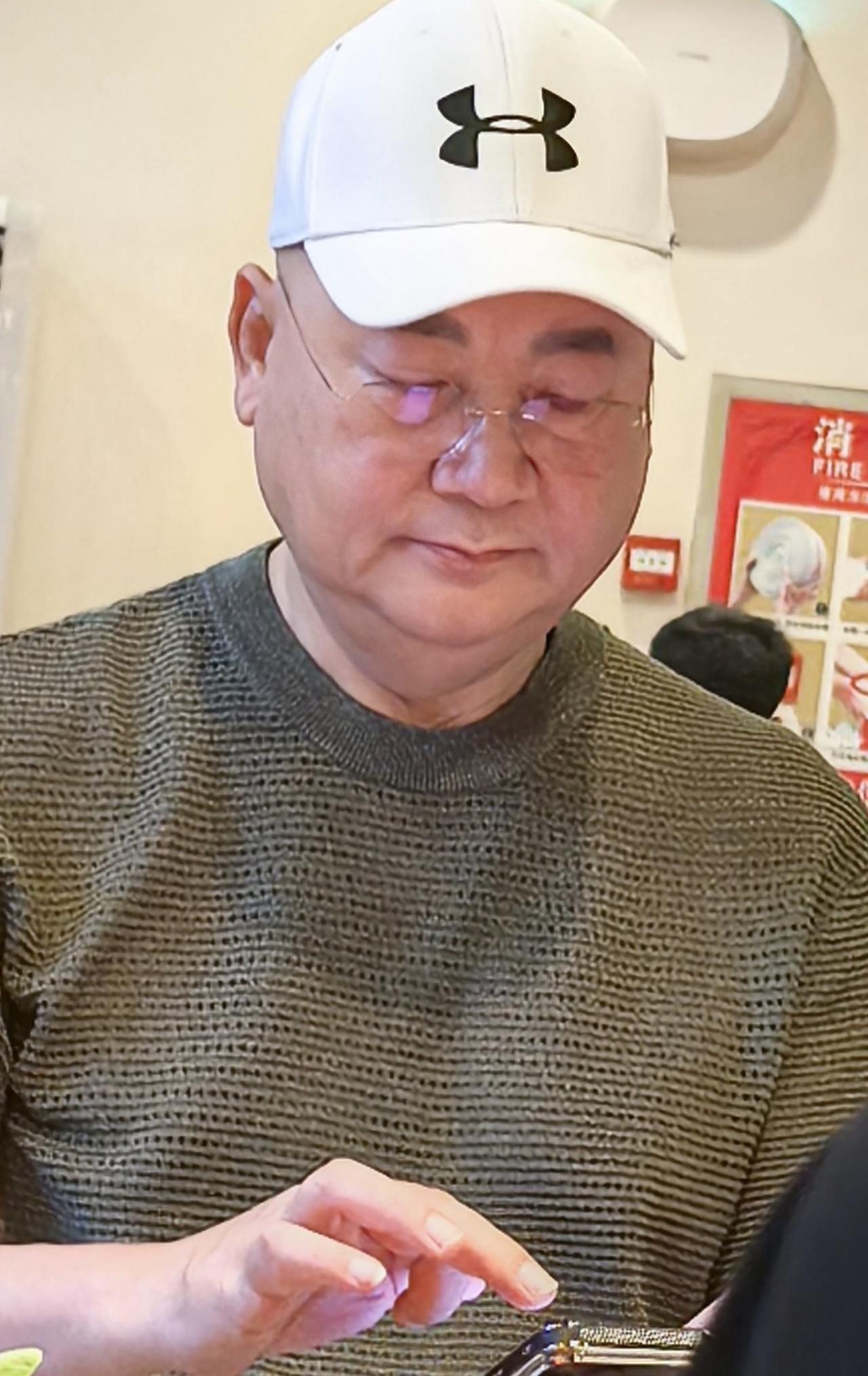 75岁迟重瑞在北京某平价餐厅吃饭，和朋友吃饭喝到微醺，胖了好多面色红润，穿的很年