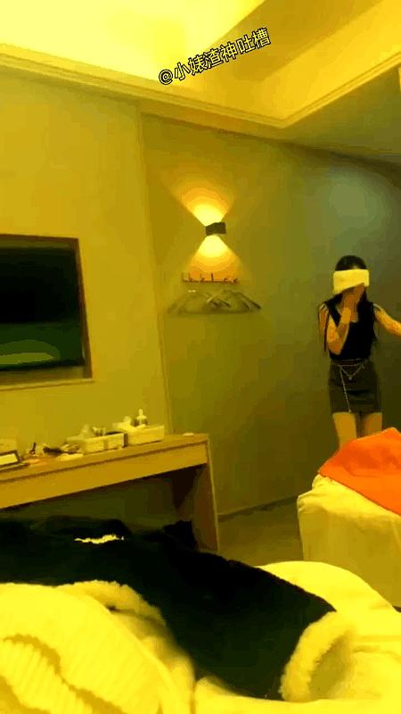 你说现在这些年轻人脑洞有多大？我朋友昨天跟我吐槽，说他室友小情侣俩，专门跑去酒