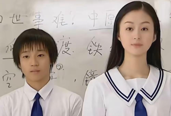这竟然是《十八岁天空》里的班长唐宋啊，剧里剧外的反差也太大了吧。其扮演者俞云啸现