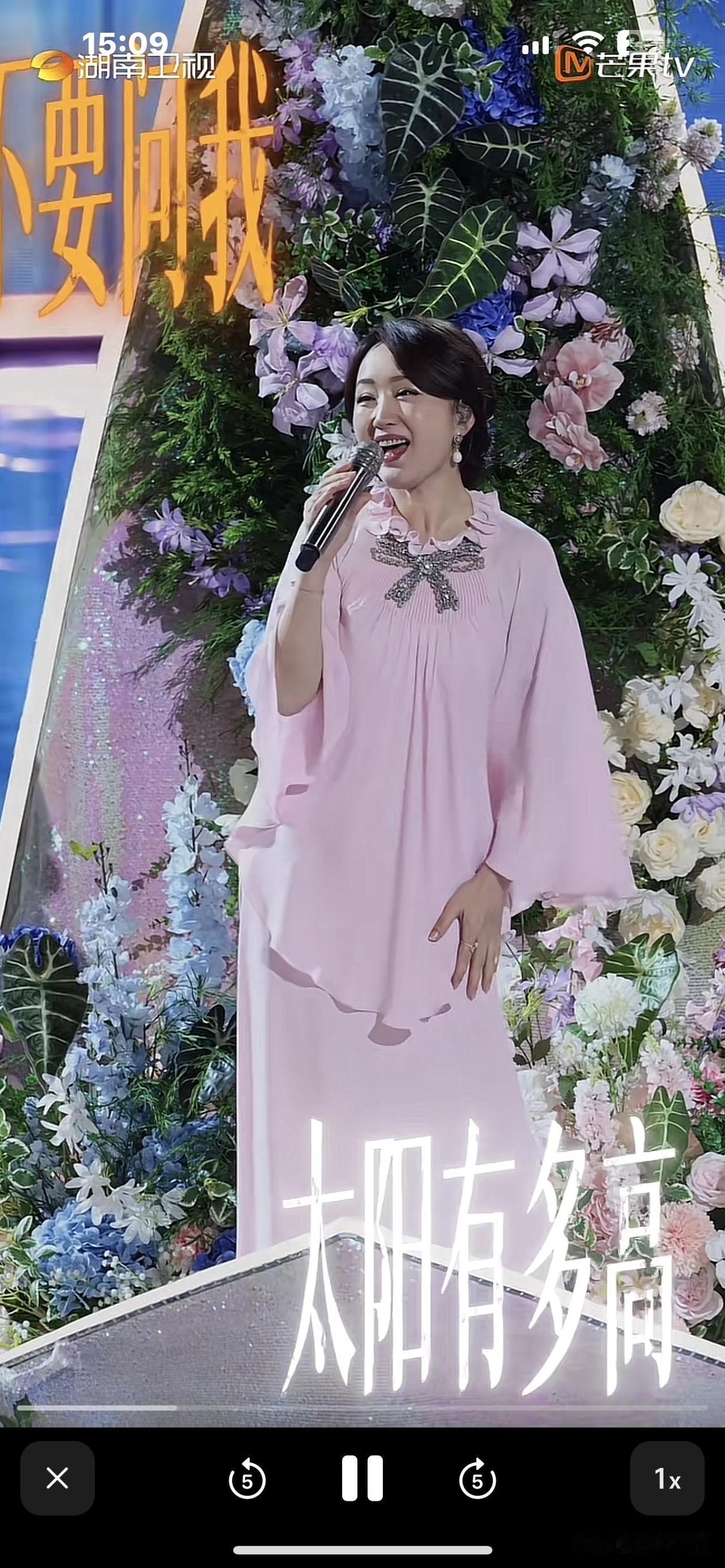 杨钰莹就像一瓶醇香的佳酿，越品越香。湖南台中秋晚会，当54岁的杨