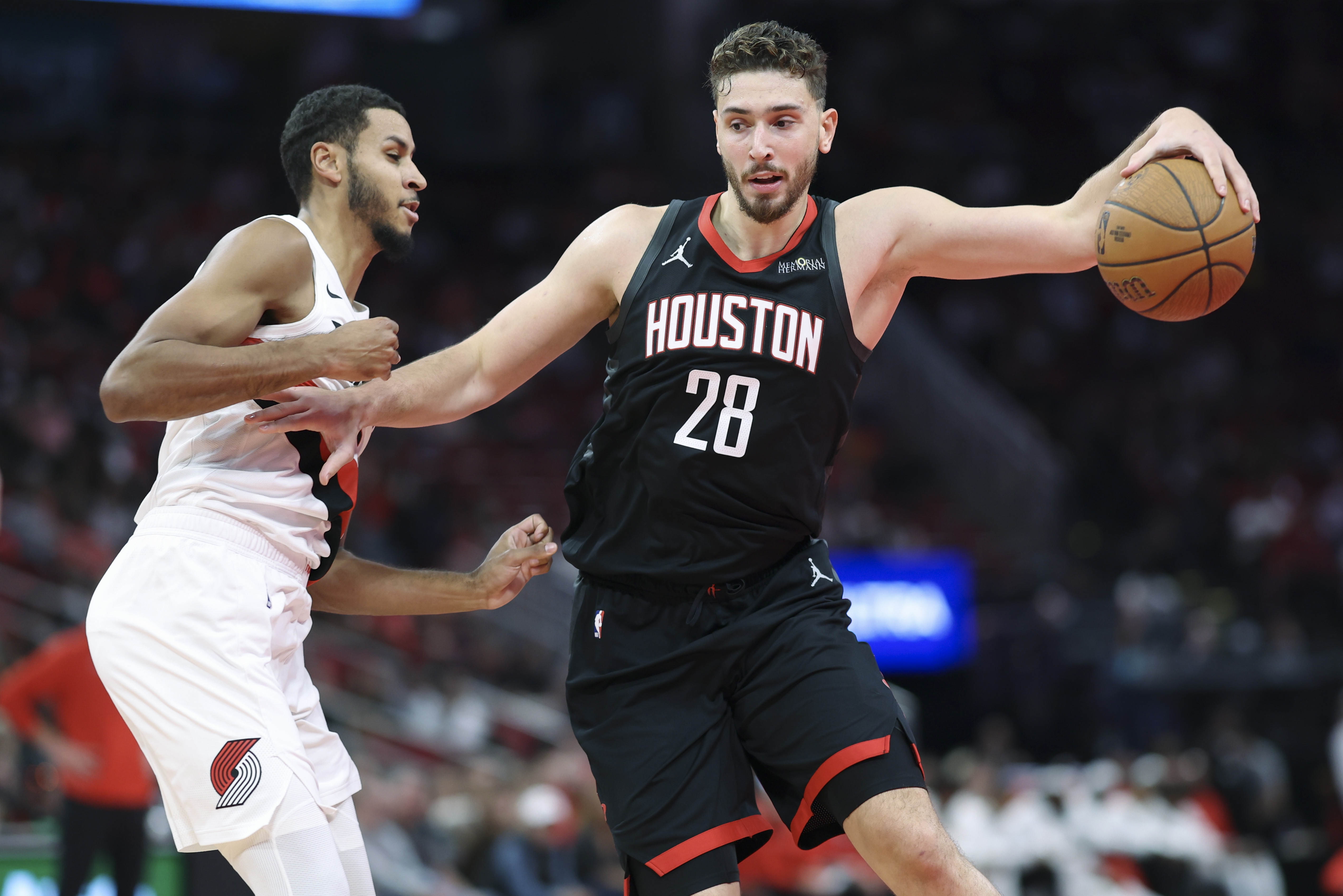 火箭队大胜掘金队，本场比赛申京9投4中，只得到8分，外加6篮板、4助攻，还有1次