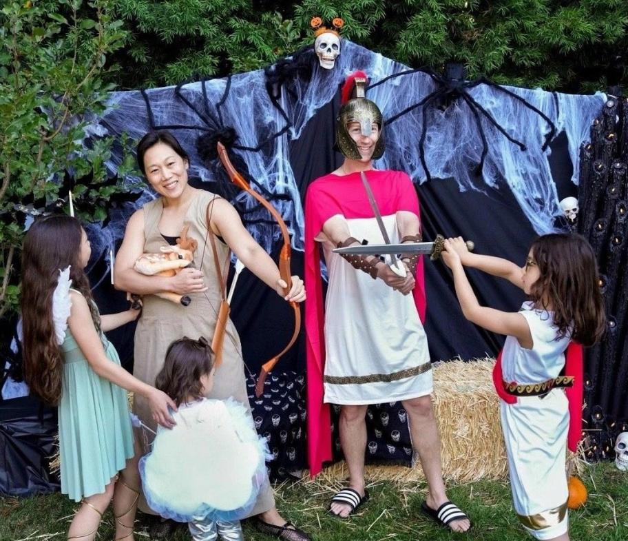 男人至死是少年，扎克伯格把自己活成了孩子模样，和3个娃一起玩耍。扎克伯格的行为