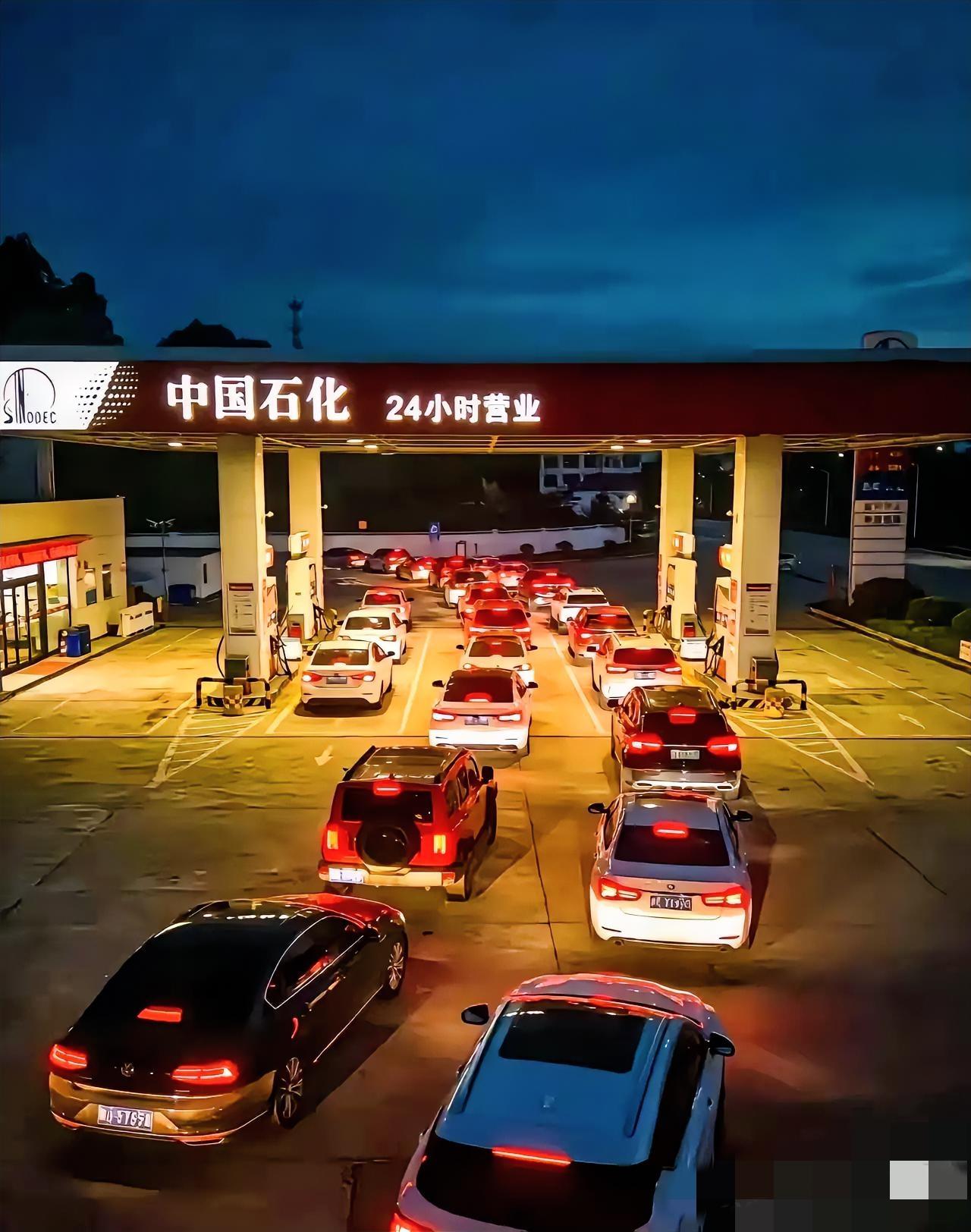 燃油车司机开心了，油价涨了个寂寞。昨天晚上彻夜排队的人郁闷了，原来说油价要上涨