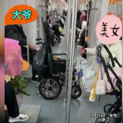 “寒心了！”浙江，地铁车厢内，一白衣女生见地铁启动轮椅老人险些滑动，下意识伸手想