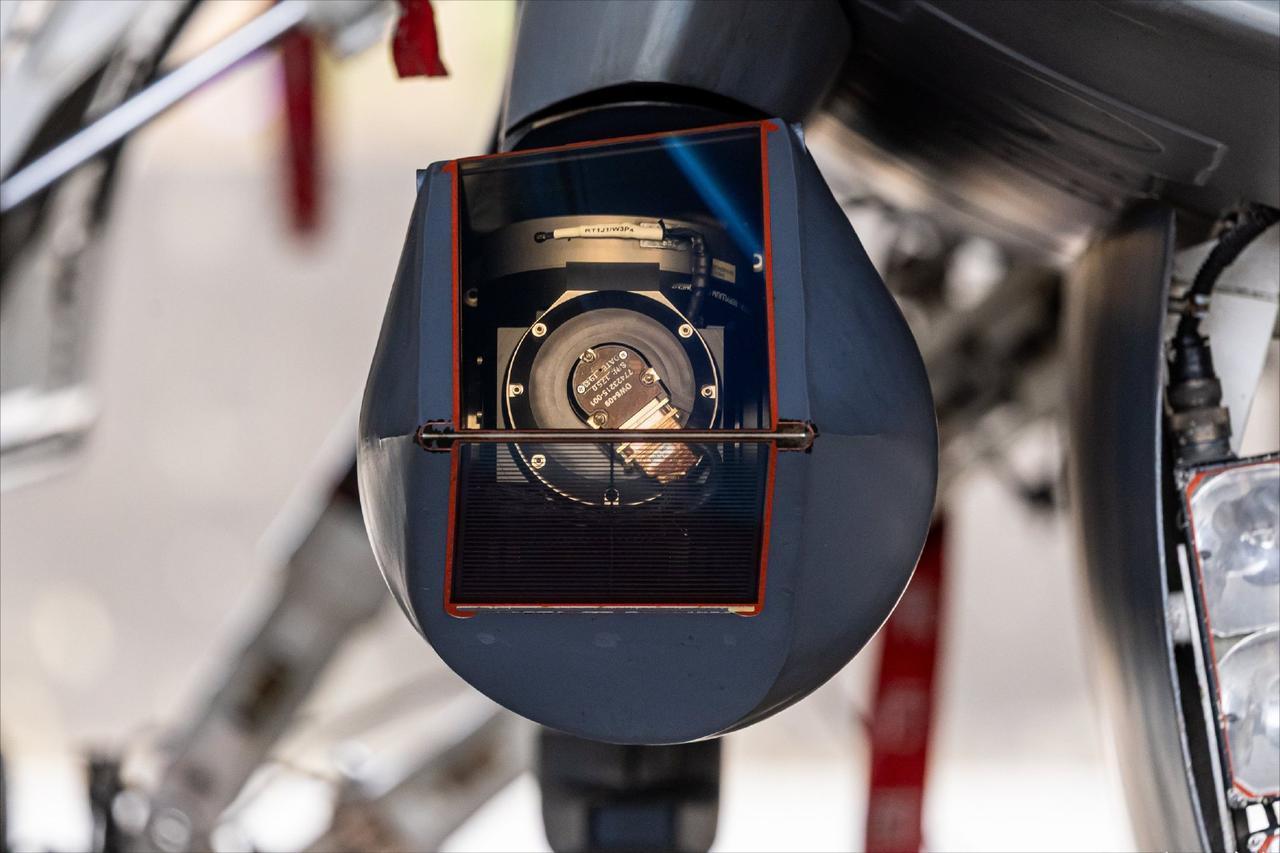 近观伪军F-16V配备的AN/AAQ-33“狙击手”吊舱。伪“空军第4联队第2