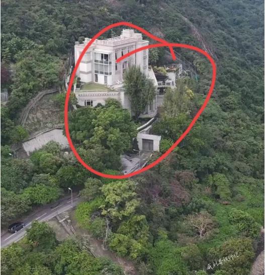 2026年1月22日清晨，打破香港宁静的是一阵阵的腐臭。这臭味来自李嘉诚山顶