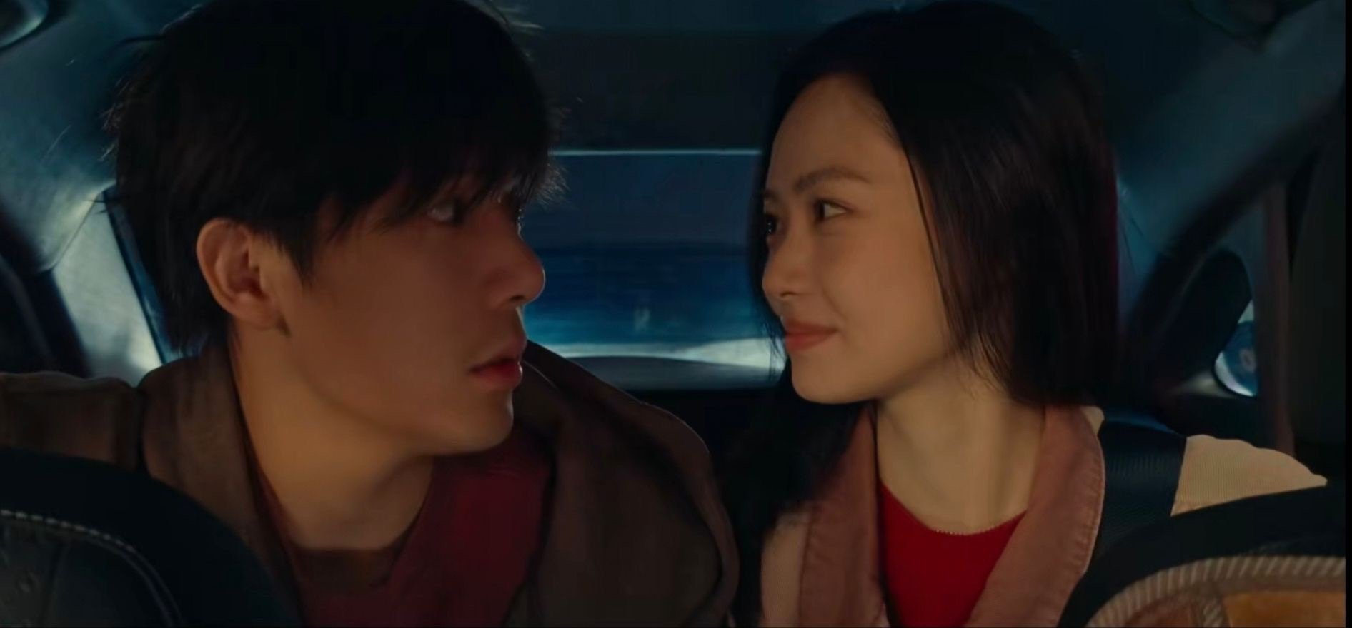 王安宇请你把《奔赴光影》的氛围感焊死在画面里好吗！偷偷给女友订花时的窃喜，接电话