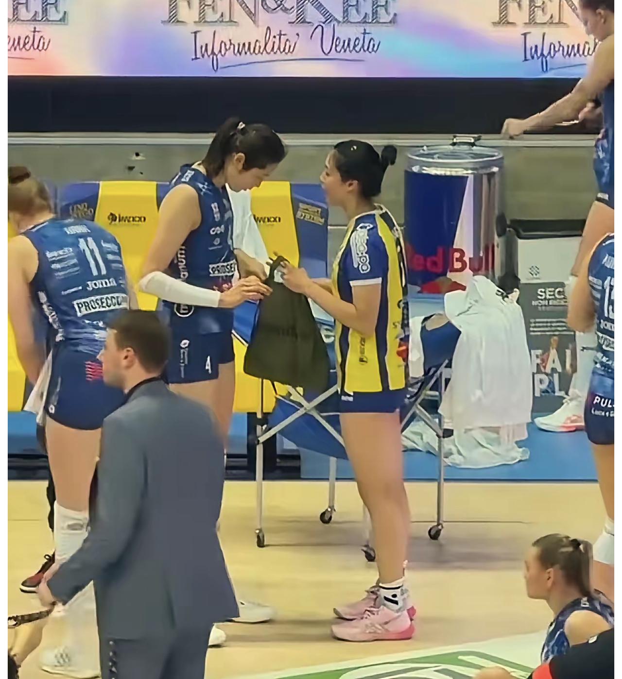 庄宇珊这个举动好贴心啊！意甲排球中国德比后，庄宇珊赛后特别找到朱婷，给她送上了