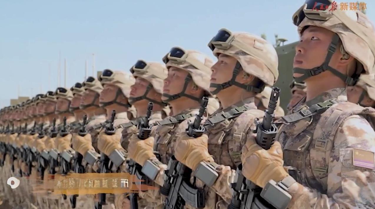 国产单兵信息数据终端，出现在士兵的手腕上，说明我军信息化建设已达单兵，可喜可贺！