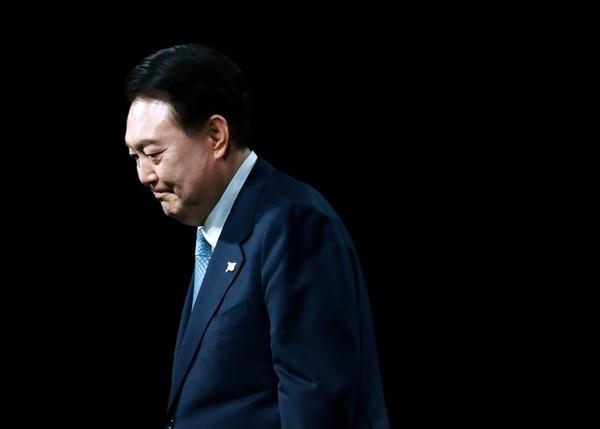 尹锡悦又进去了，这一次，应该是没法活着出来了韩国首尔中央地方法院，正式签发对前