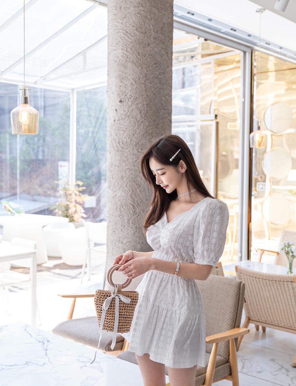 午后钻进一家咖啡馆，瞬间被那温柔氛围包裹。阳光透过窗户，洒在木质的桌椅上，泛着暖