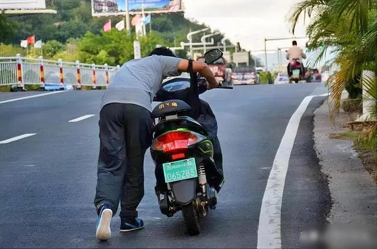 广东广州，女子去超市购物时，发现自己的电动车被人骑走，要求老板帮忙追赶，老板骑电
