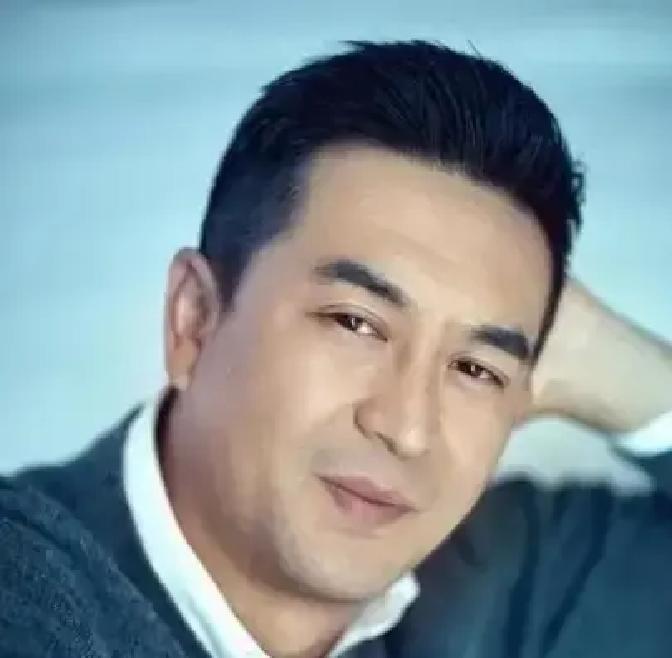 张嘉益被前妻指着鼻子骂吃软饭，转身就给第二任老婆买了栋7000万的别墅。当年