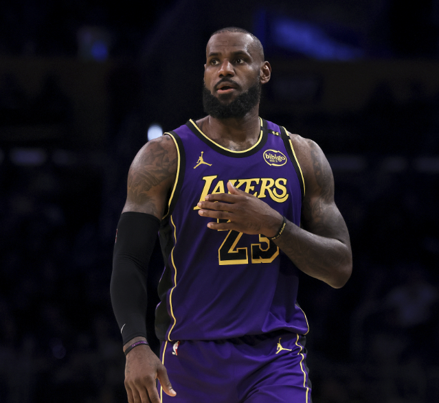 说詹姆斯是蛀虫，湖人没有老詹会更好，这骂的真难听！近日，之前的NBA状元夸梅布朗在节目中又谈到了詹姆