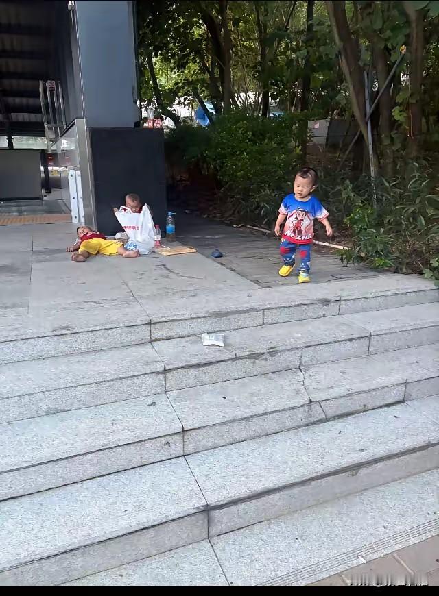 这三个孩子看起来太可怜了！9月16日，深圳地铁口，有网友称看见有