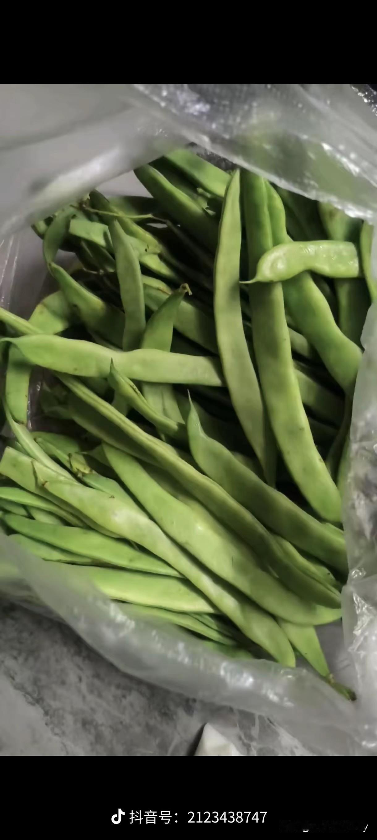 许久没吃蒸面了，突然嘴馋，便买了形似四季豆的扁豆来做。谁承想，倒霉事儿让我给撞上