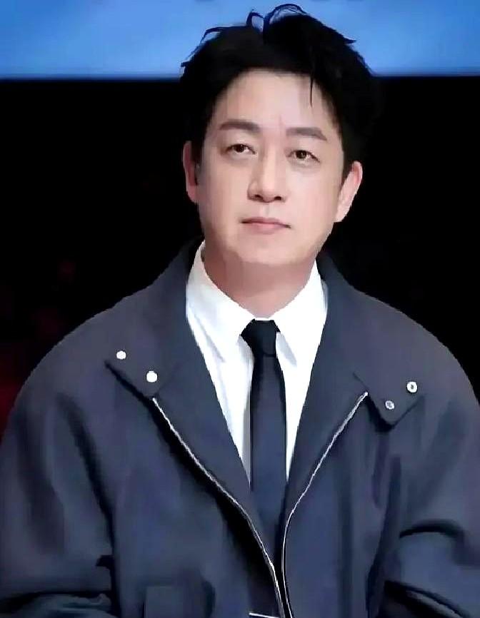 潘粤明大半夜的，突然发了个视频。主角是他儿子顶顶，在大连放烟花，笑得特开心。