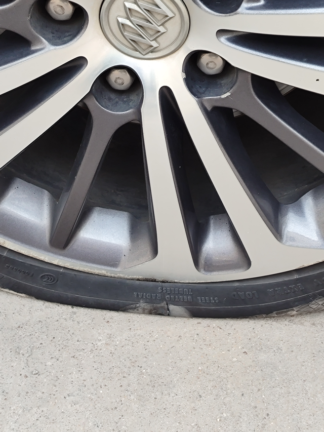 爆胎了我真服我自己了昨天发烧39℃，开着车去打针，停车的时候一恍惚，右前轮进沟