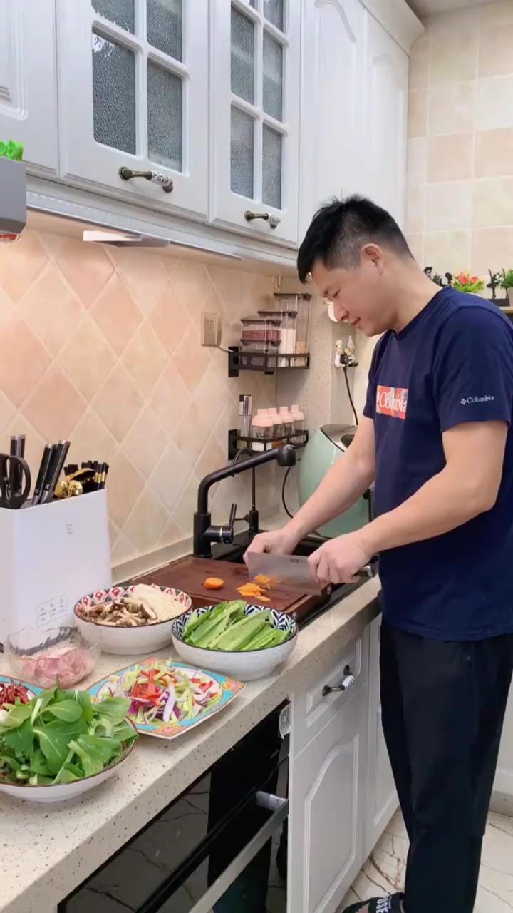 性学专家说：“如果一个男人既不出轨，也不赌博；既不好吃，也不懒做；既不虚荣，也不