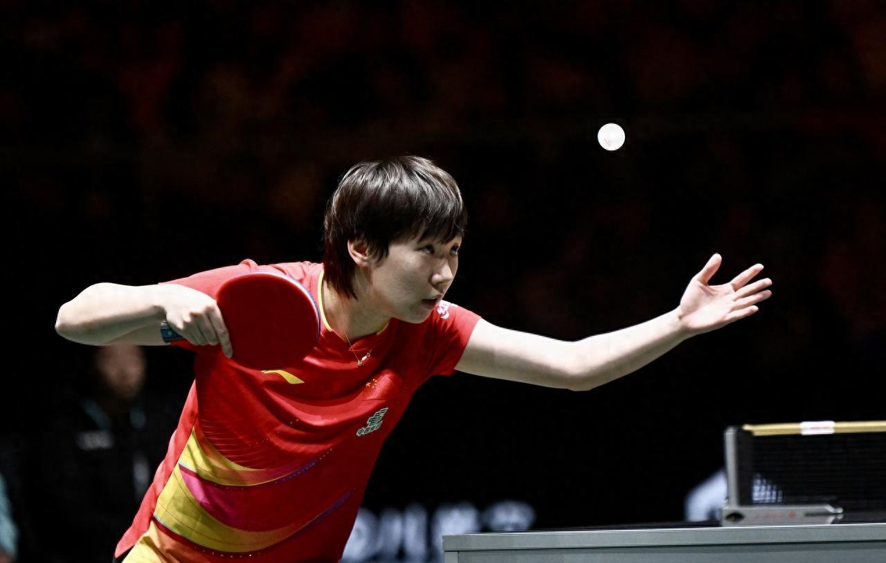 她赢下最后一分时，左肩还缠着肌肉贴。这个冠军，是咬着牙从骨头缝里抠出来的。卫